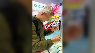 Опытный техник выходит на сцену и снимает очки для чтения, чтобы оценить ситуацию.